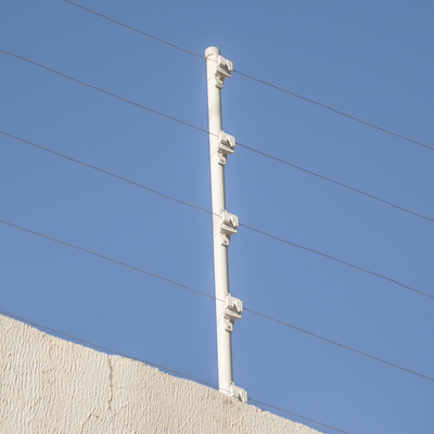 Aislador de Paso Blanco reforzado para cercos eléctricos, resistente al clima extremoso - Image 3
